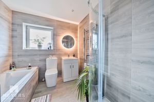 Family Bathroom- click for photo gallery